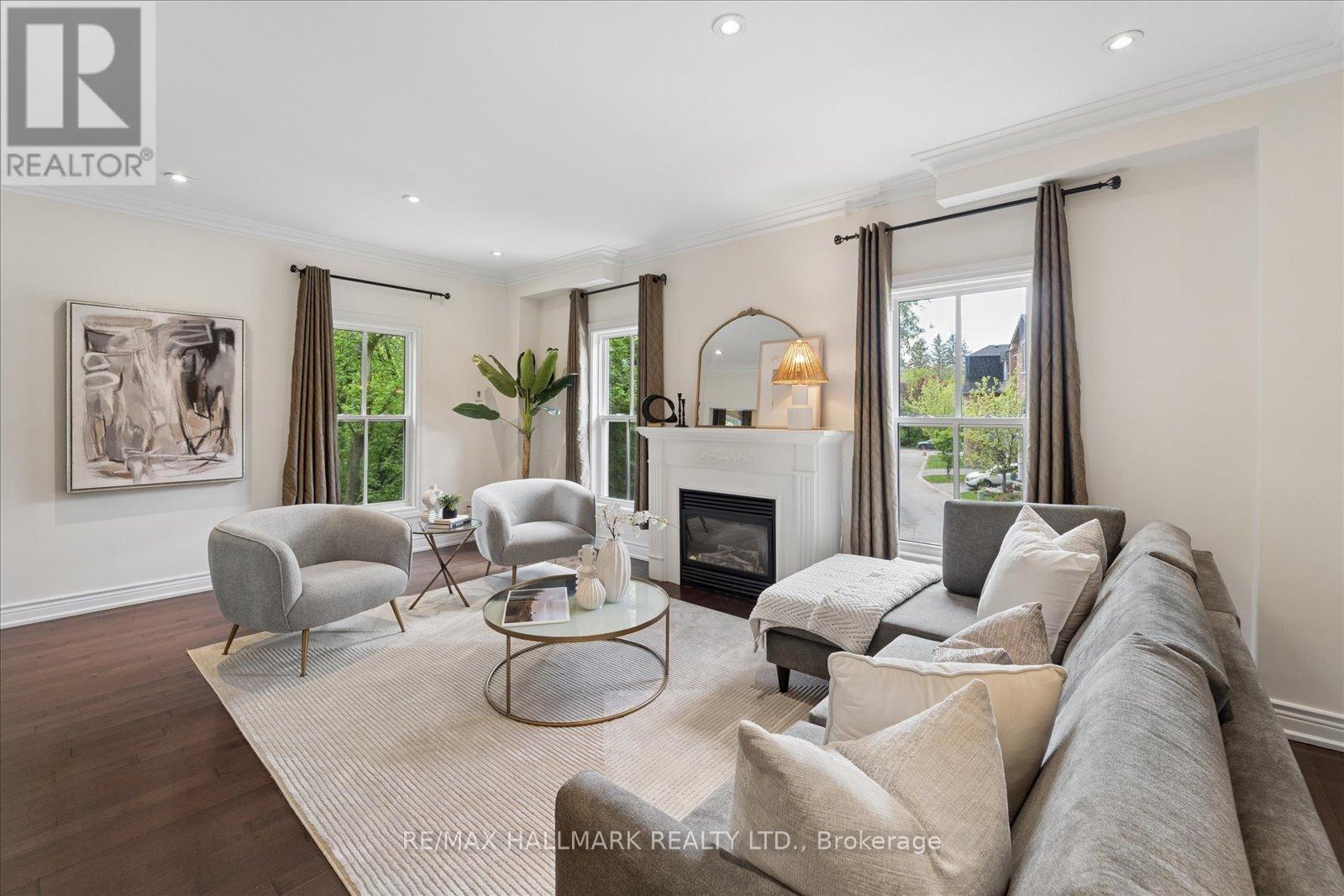 13 E J LENNOX WAY - 15
