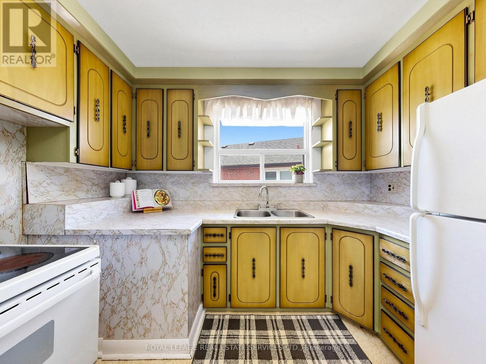 86 WHITBURN CRESCENT - 12