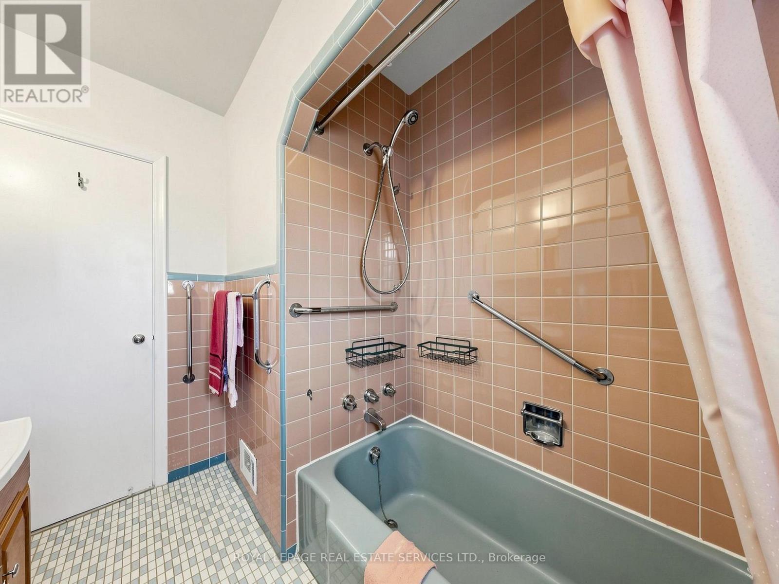 86 WHITBURN CRESCENT - 23