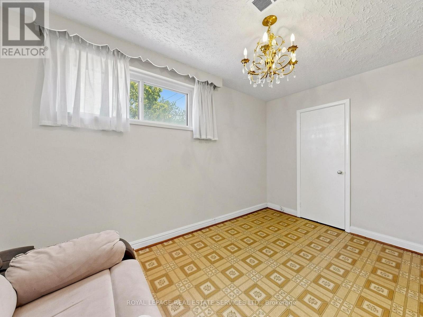86 WHITBURN CRESCENT - 35