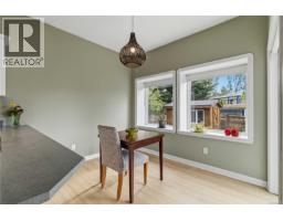 1056 Holly Park Rd, Central Saanich, BC V8M2H1 Photo 13