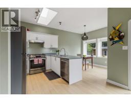 1056 Holly Park Rd, Central Saanich, BC V8M2H1 Photo 12