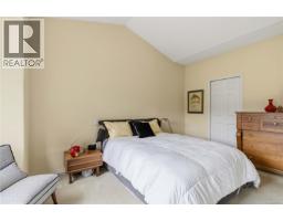 1056 Holly Park Rd, Central Saanich, BC V8M2H1 Photo 26