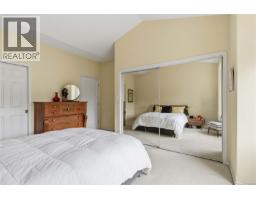 1056 Holly Park Rd, Central Saanich, BC V8M2H1 Photo 27