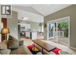 Living room - 1056 Holly Park Rd, Central Saanich, BC V8M2H1 Photo 9