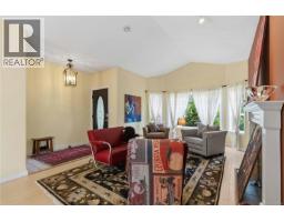 1056 Holly Park Rd, Central Saanich, BC V8M2H1 Photo 18