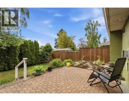 1056 Holly Park Rd, Central Saanich, BC V8M2H1 Photo 16