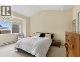1056 Holly Park Rd, Central Saanich, BC V8M2H1 Photo 25