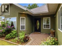 1056 Holly Park Rd, Central Saanich, BC V8M2H1 Photo 38