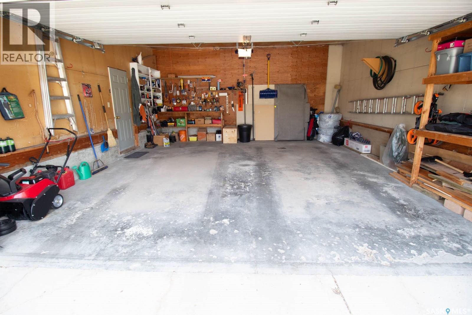 205 Hector CRESCENT N - 31