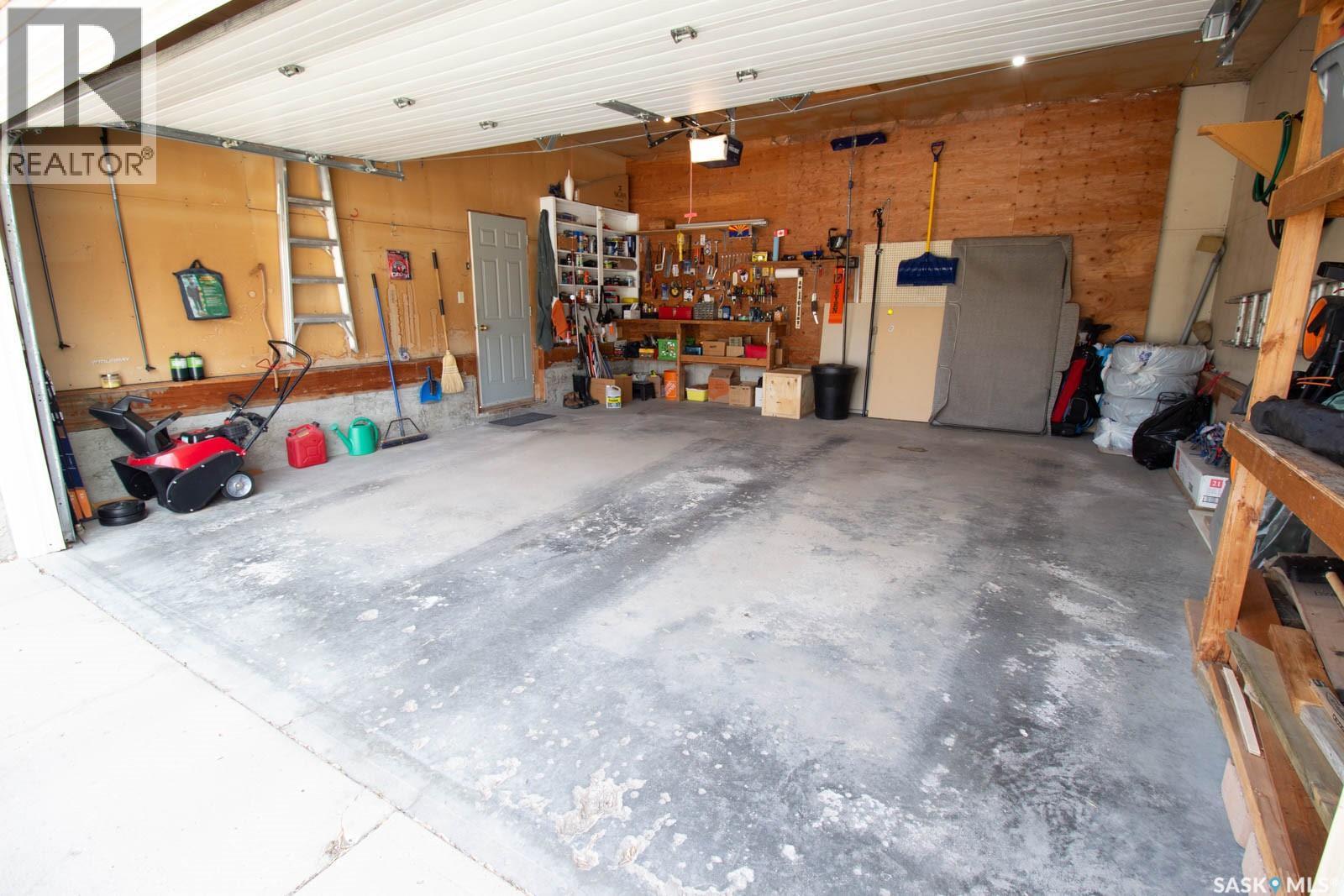205 Hector CRESCENT N - 32