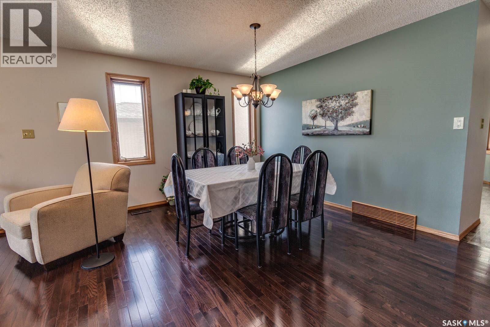 205 Hector CRESCENT N - 5