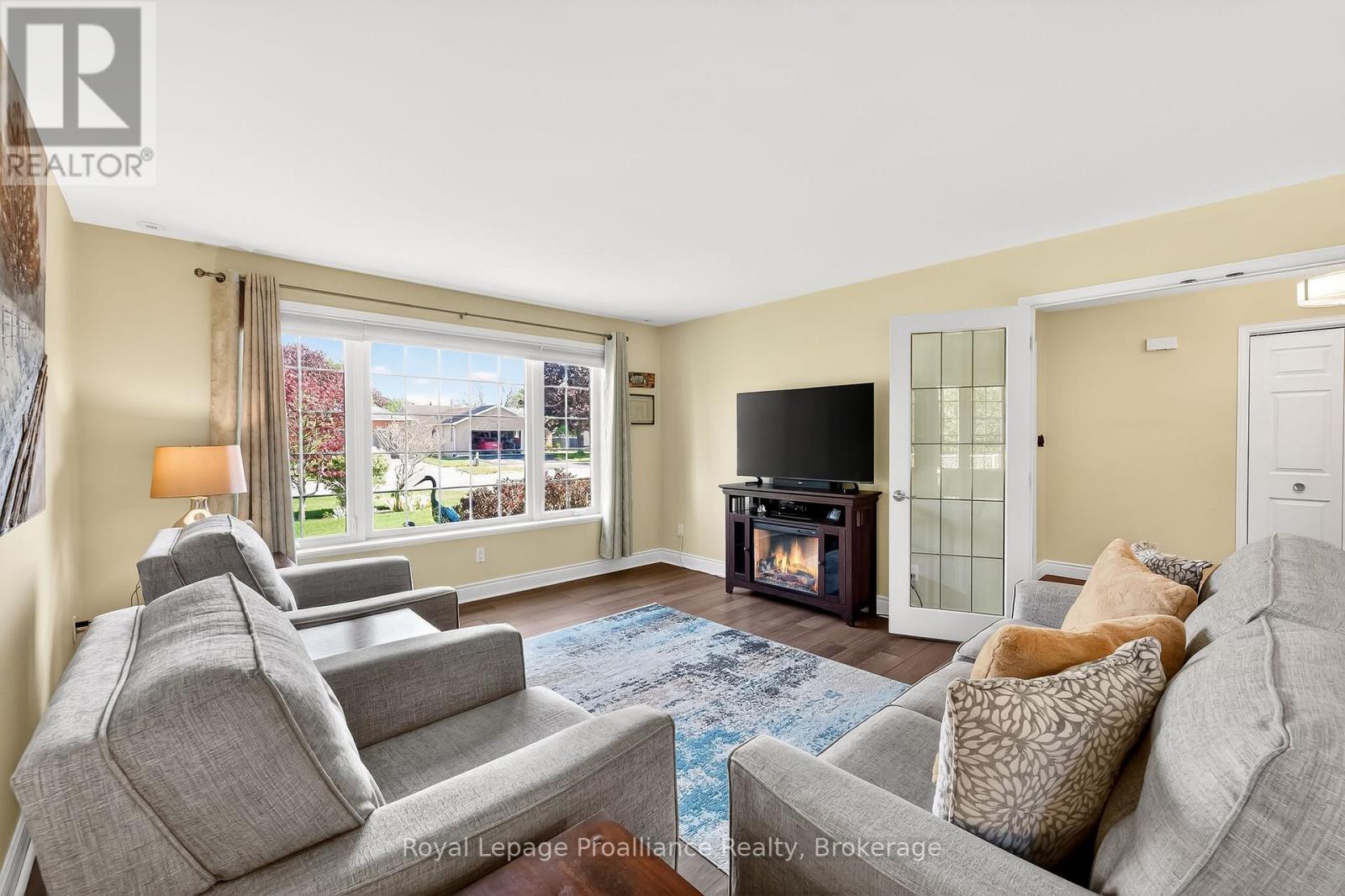 28 STEPHEN STREET - 11