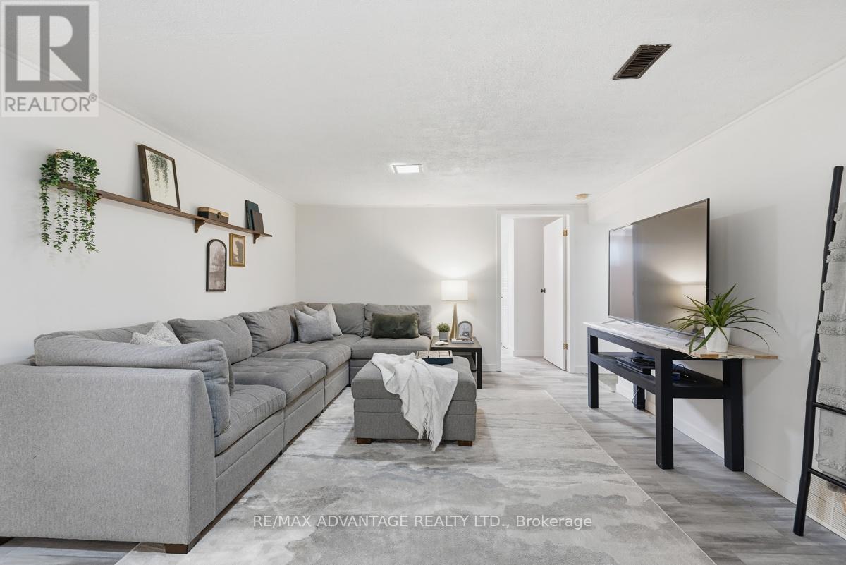 937 LUXTON DRIVE - 32