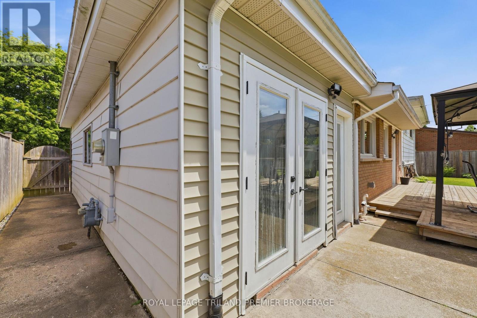 74 DEVERON CRESCENT - 32