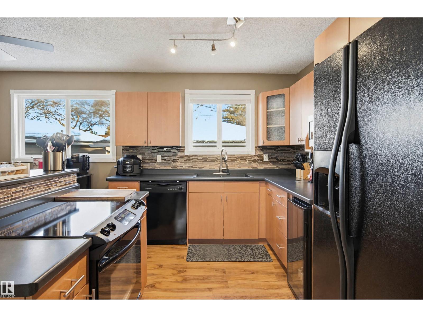 3426 120 AV NW - 11