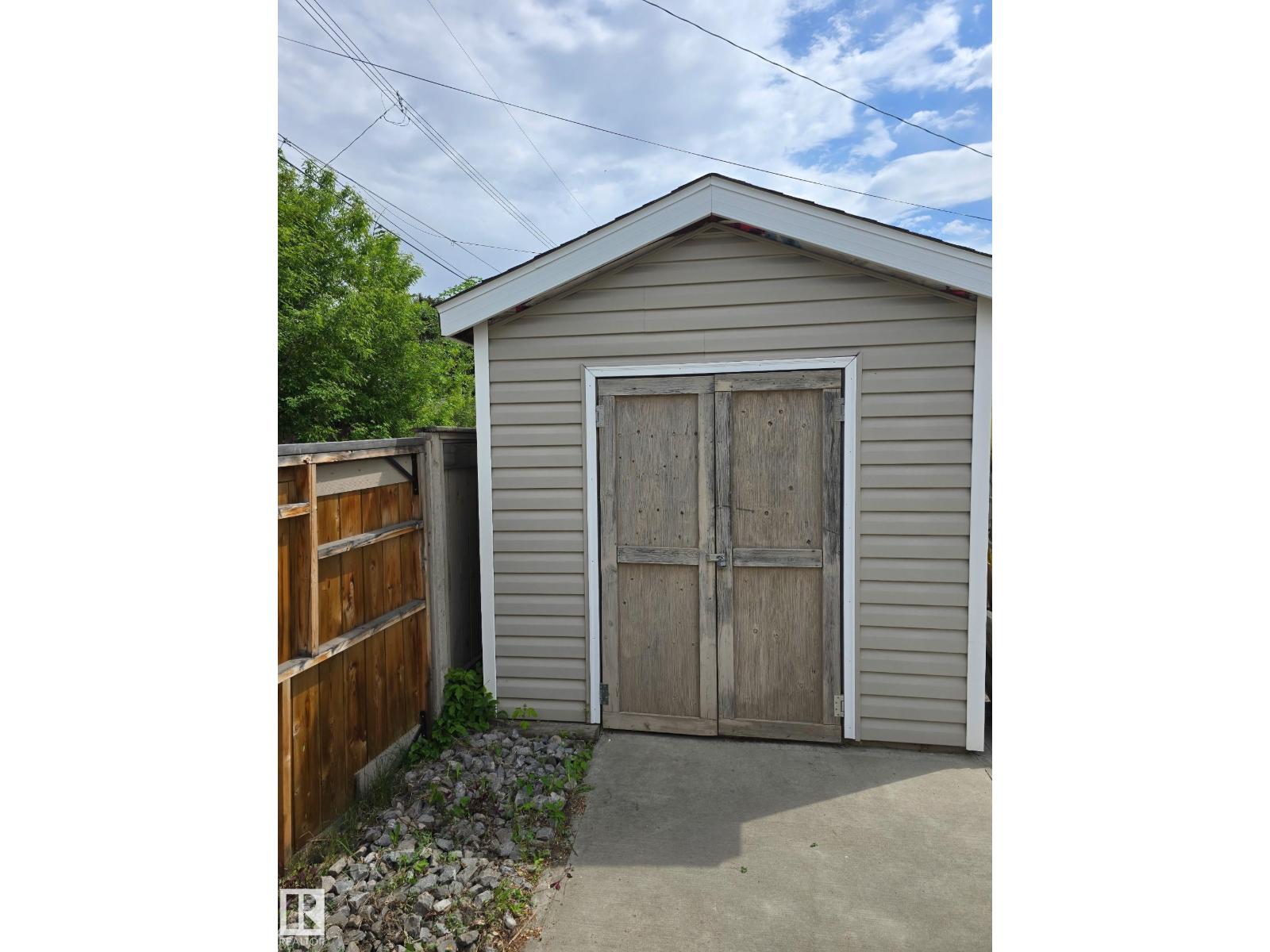 3426 120 AV NW - 45