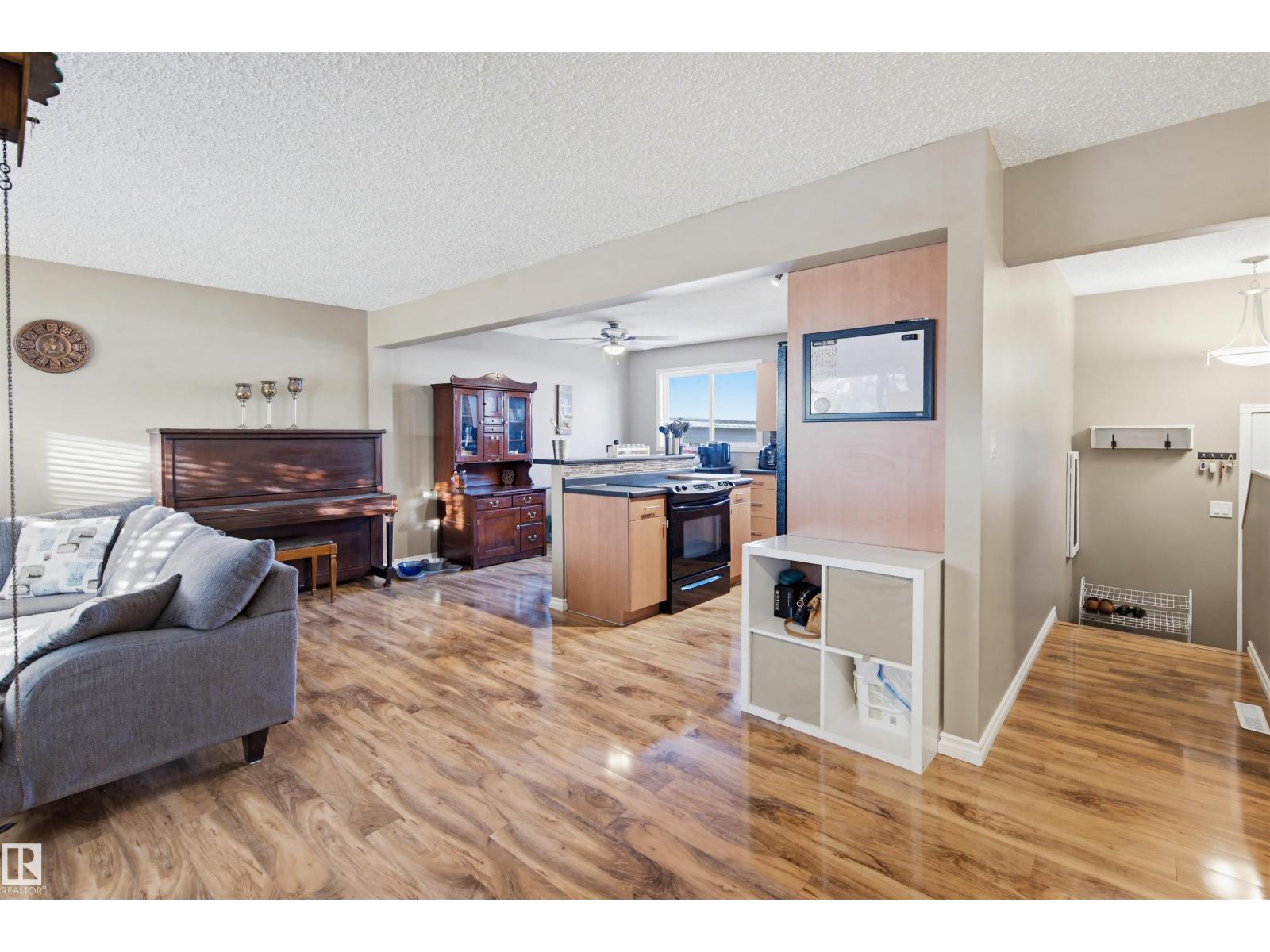 3426 120 AV NW - 5