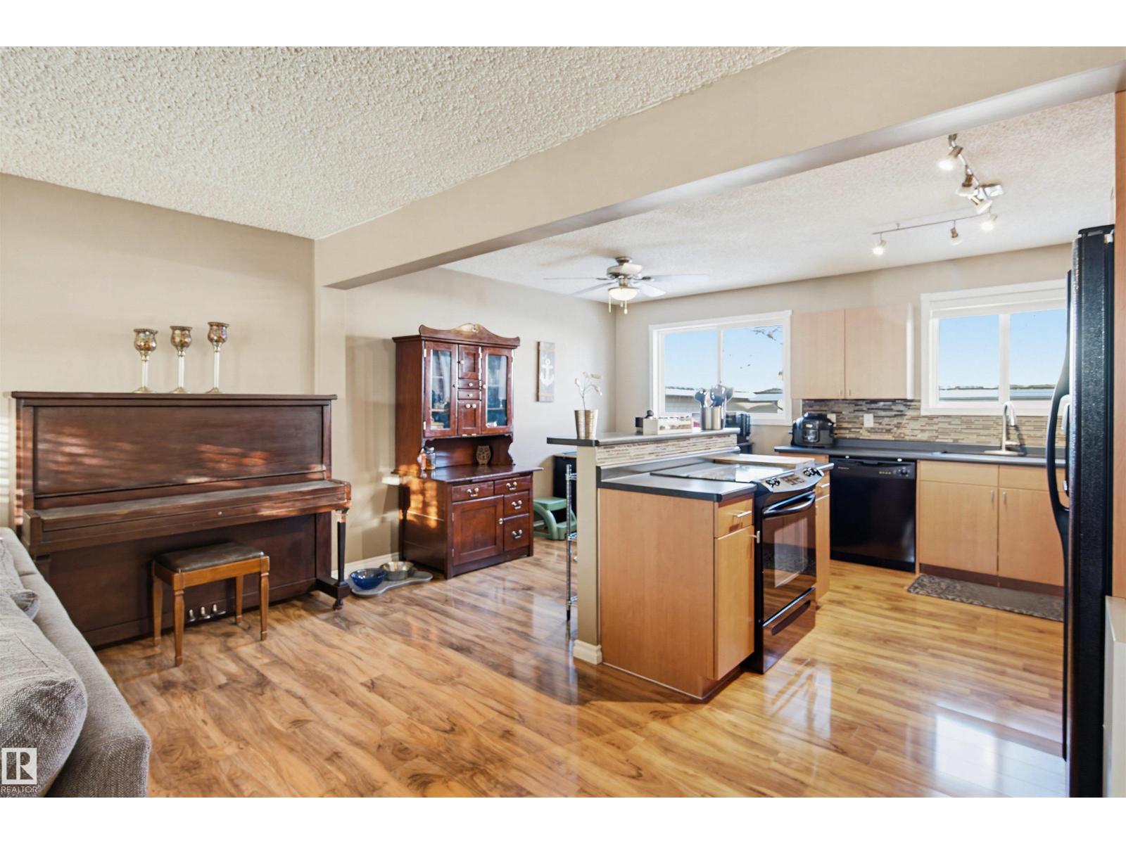 3426 120 AV NW - 9