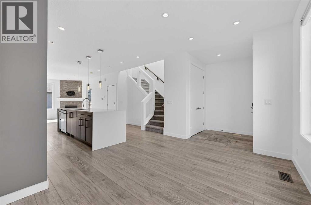 935 Regal Crescent NE - 6