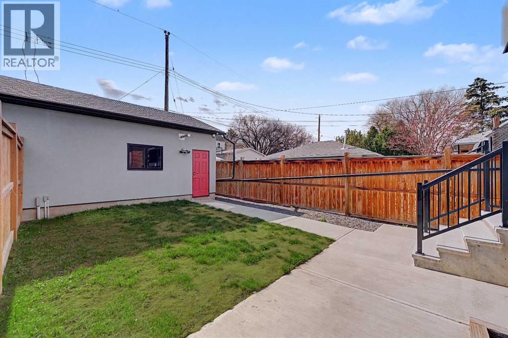 935 Regal Crescent NE - 19