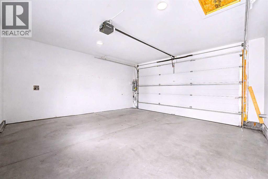935 Regal Crescent NE - 46