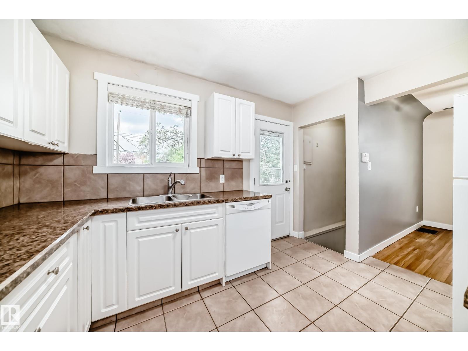 10714 135 ST NW - 7
