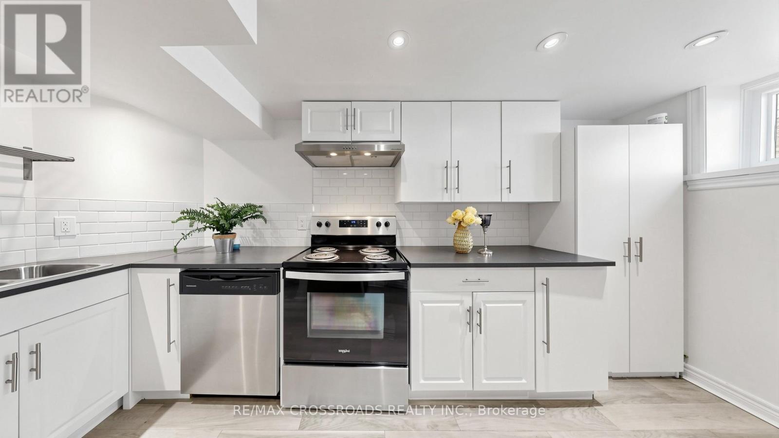 63 FLORA DRIVE - 33