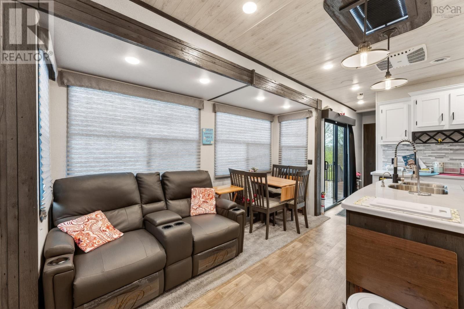 9605 East Bay Highway - 24
