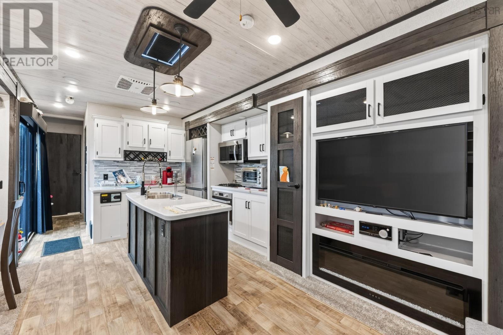 9605 East Bay Highway - 25