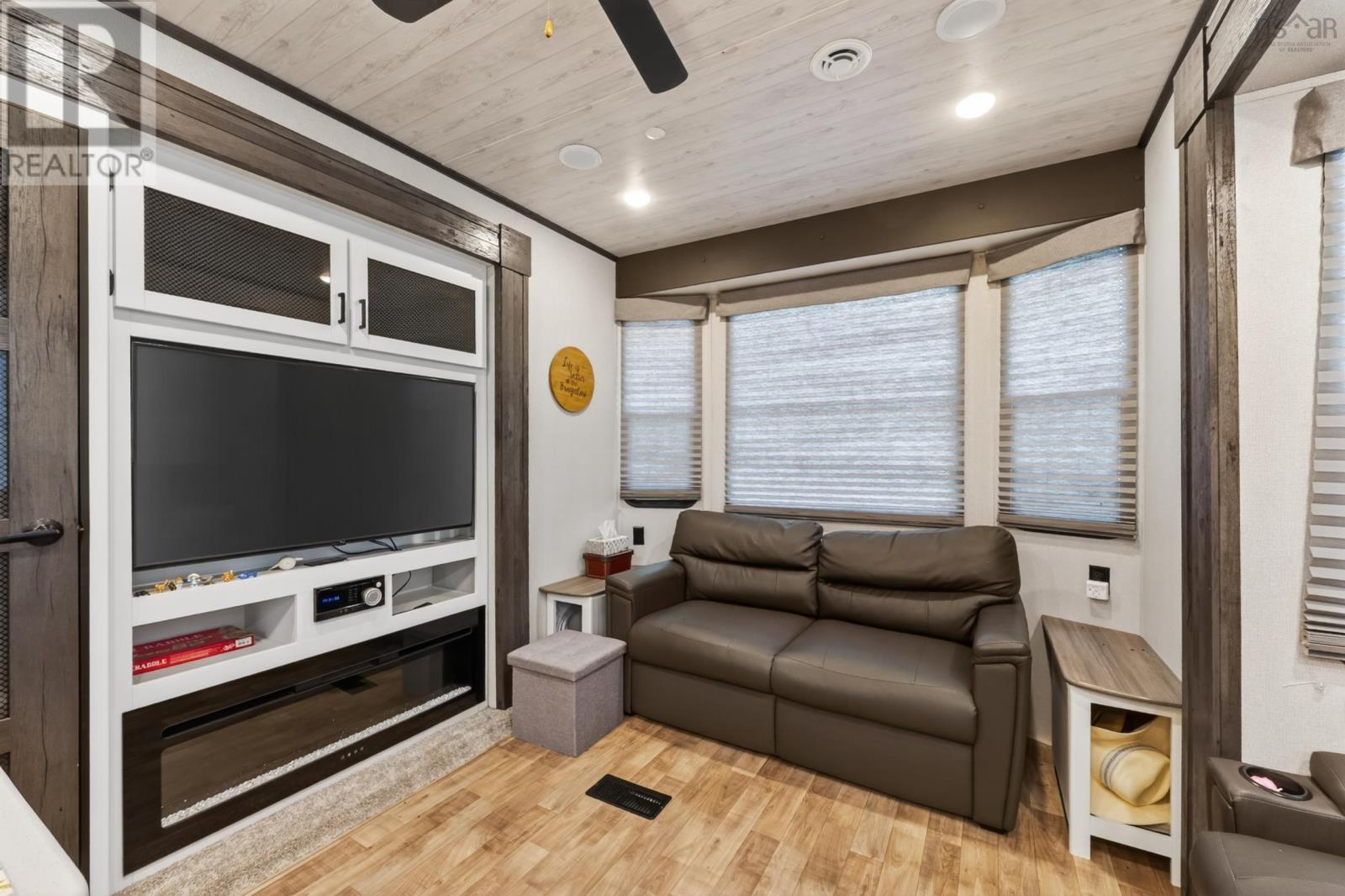 9605 East Bay Highway - 27