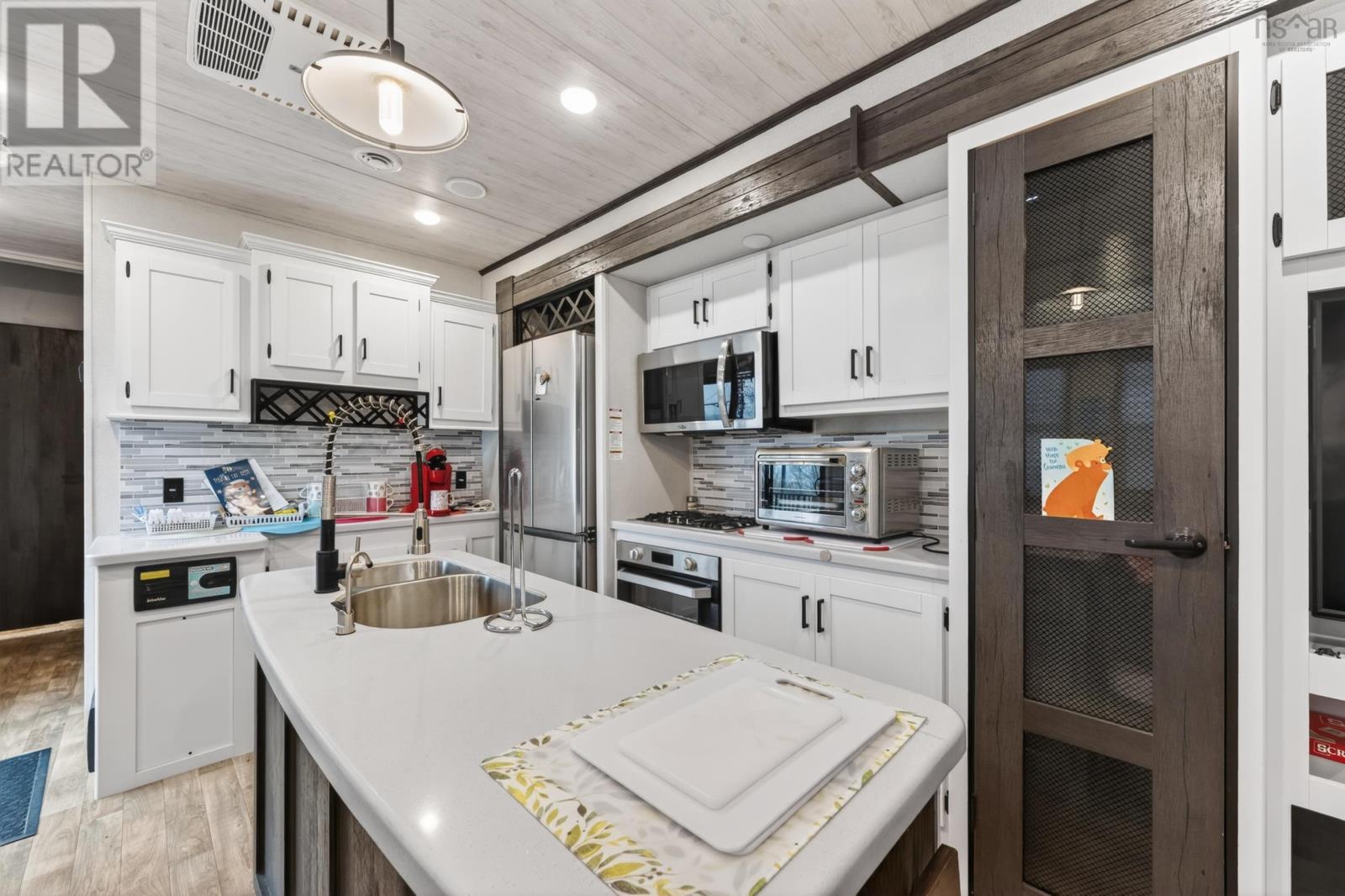 9605 East Bay Highway - 28