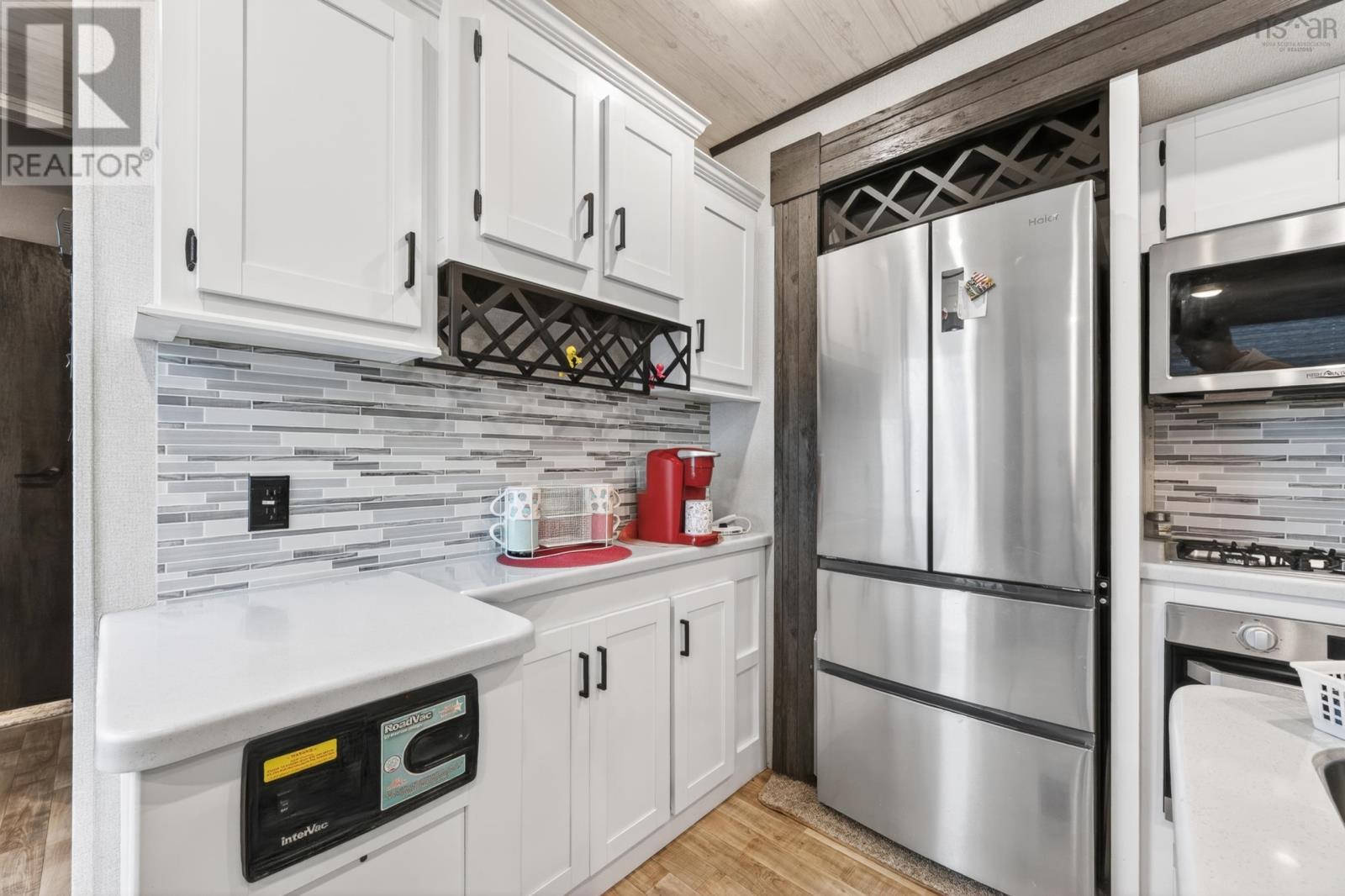 9605 East Bay Highway - 31