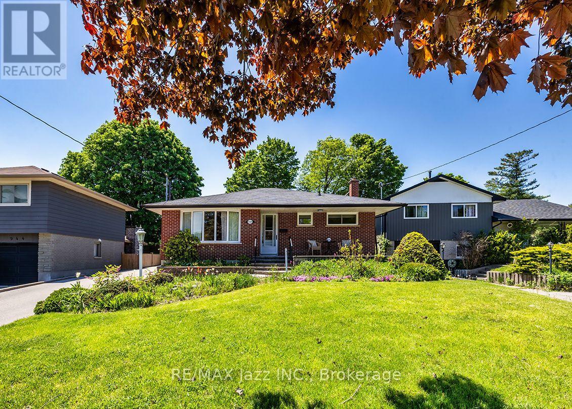950 MARY STREET N - 2