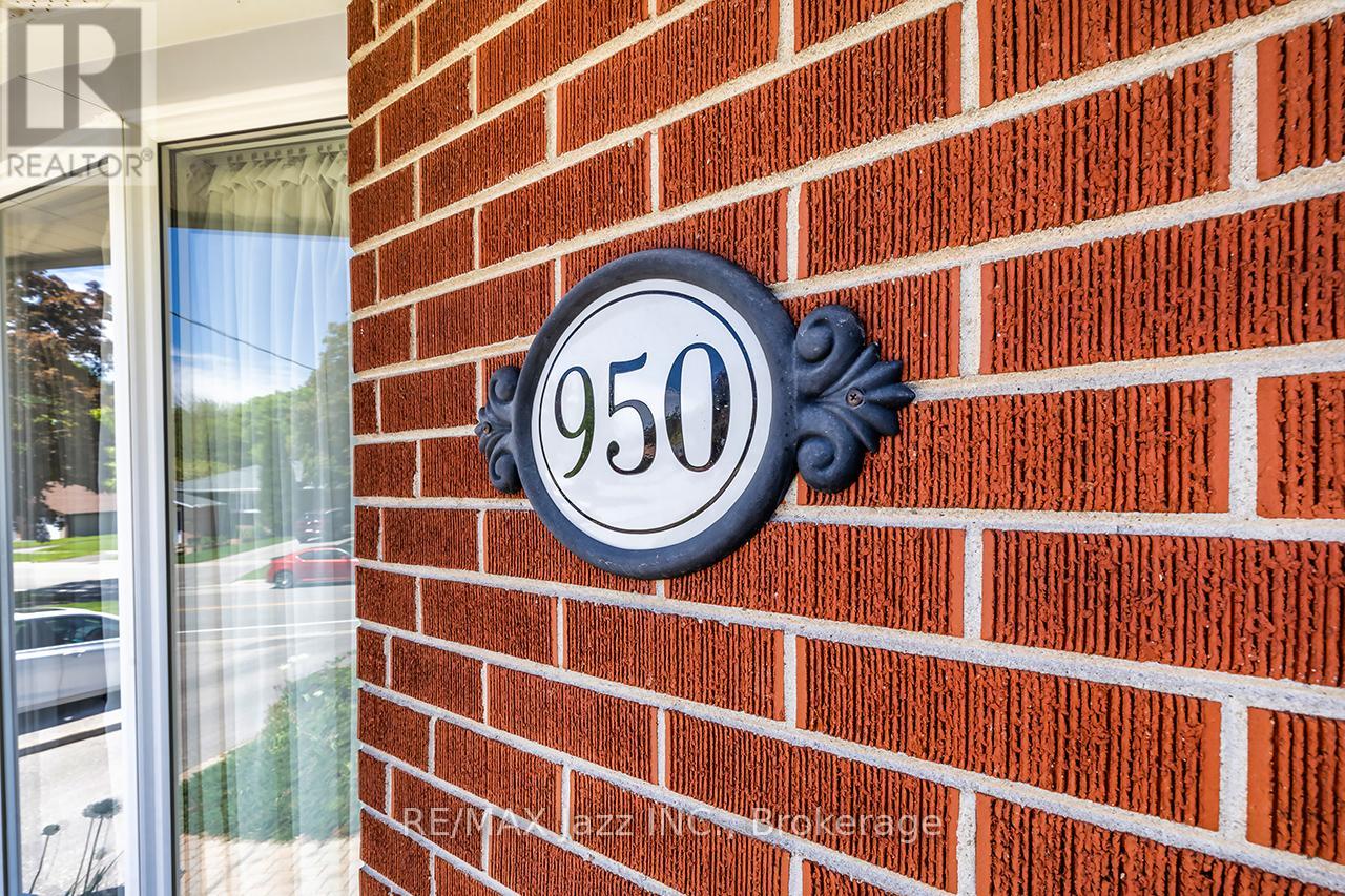 950 MARY STREET N - 4