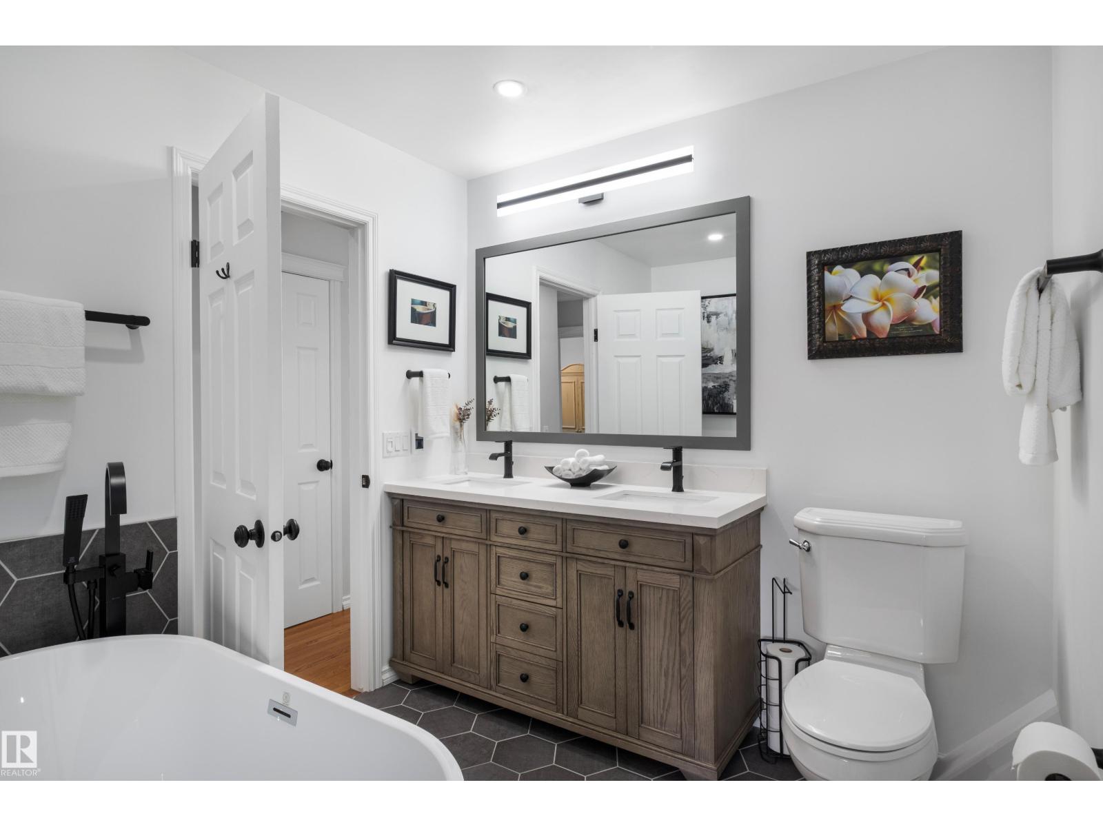 5804 57 AV — photo 13