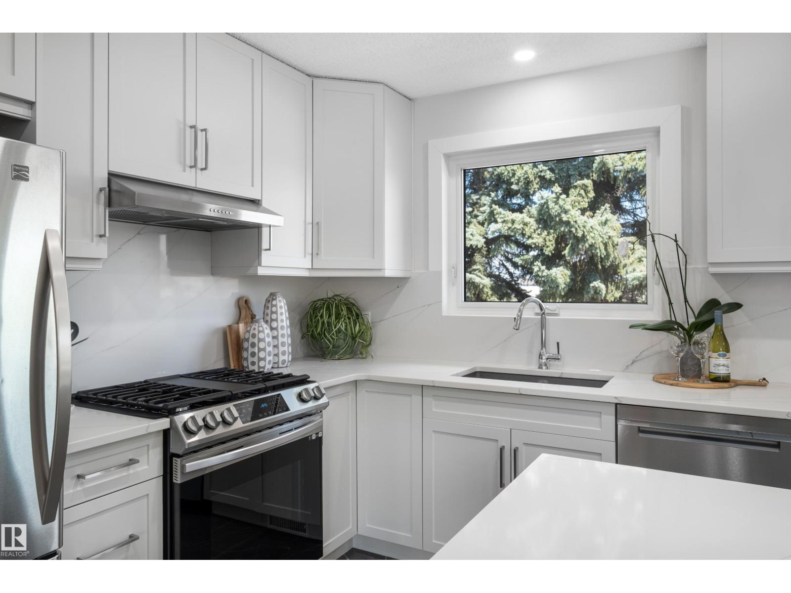 5804 57 AV — photo 8