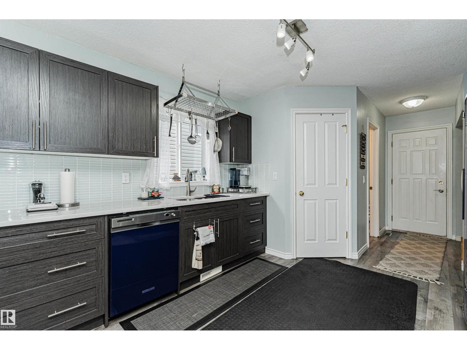 9 LANGLEY CR - 18