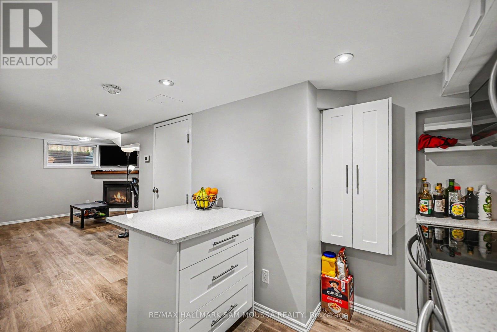 Kitchen / Eating Area