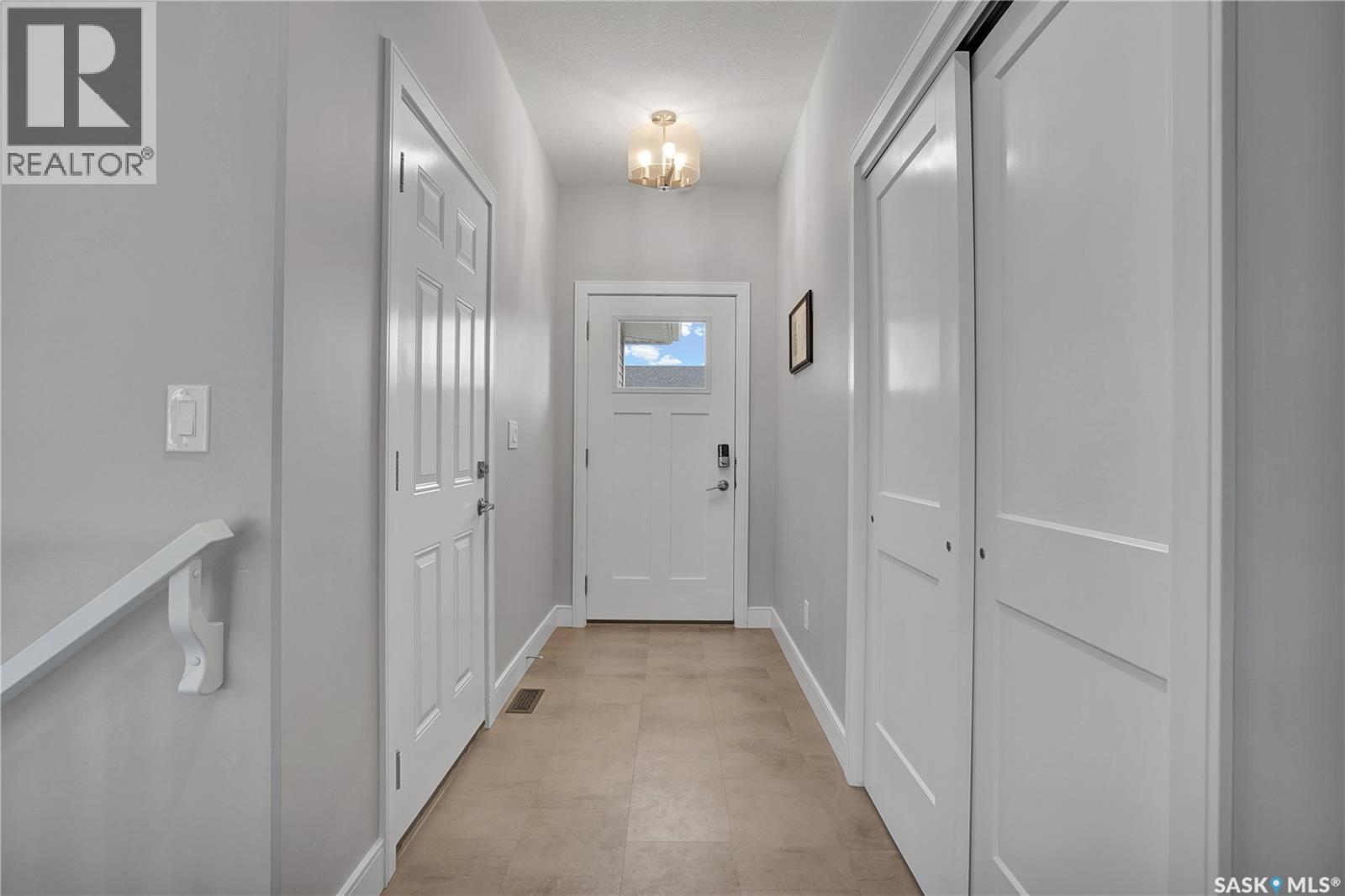 #2 437 Palmer CRESCENT - 2