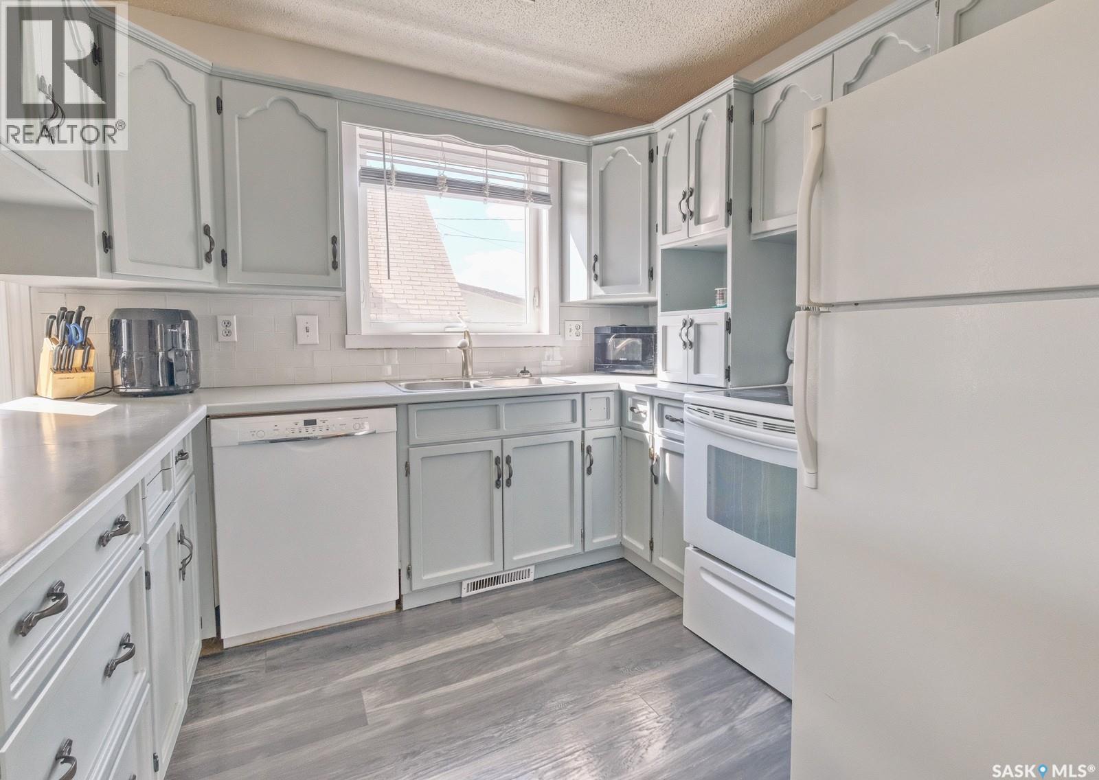 311 4th AVENUE E - 12