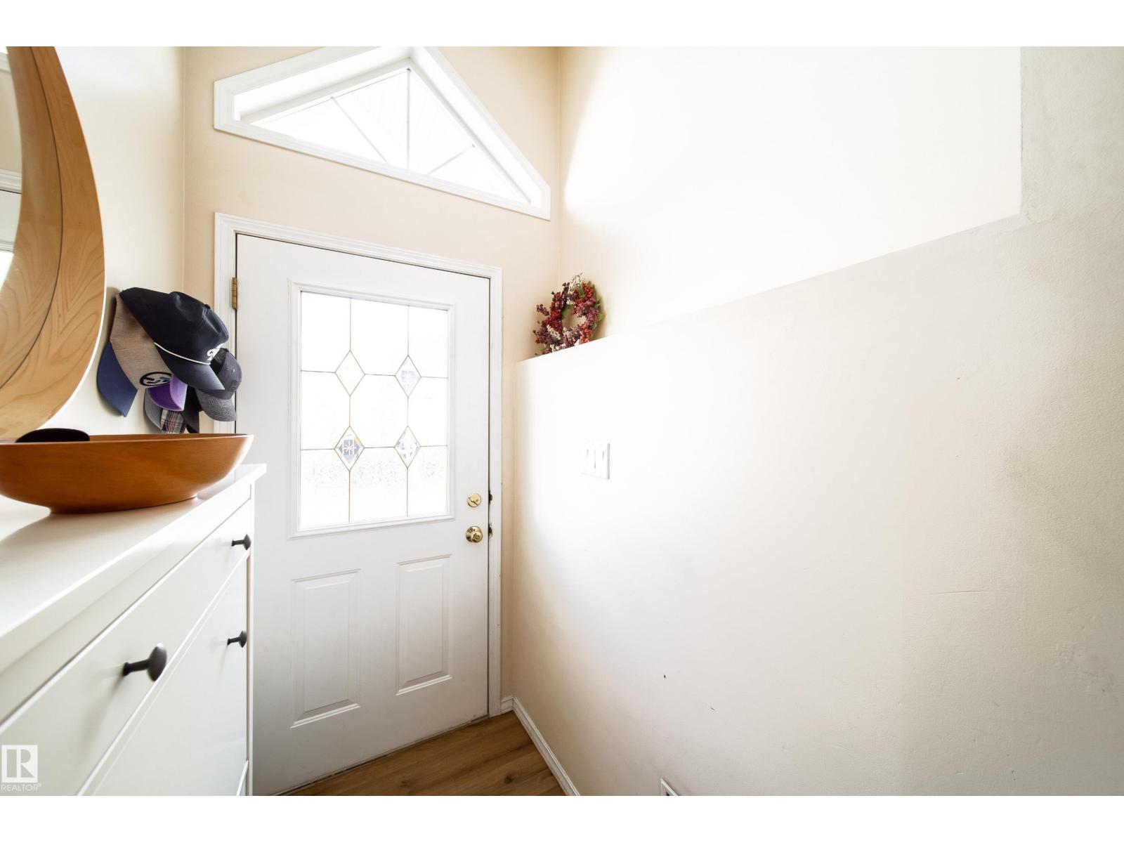 #11 10235 111 ST NW - 35