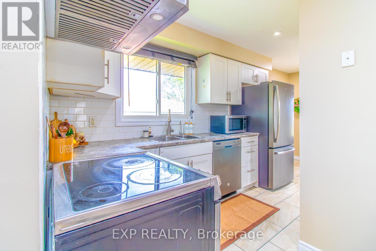 35 HILLSBOROUGH CRESCENT - 11
