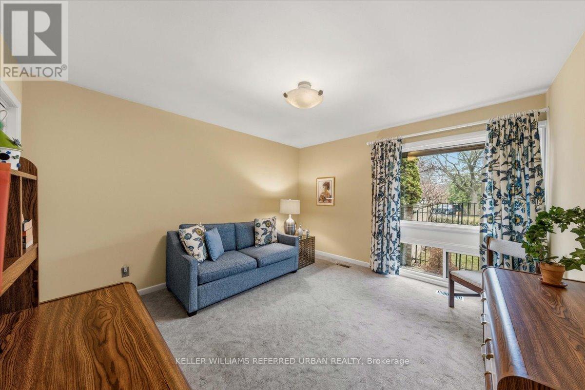 31 JANUS COURT - 32