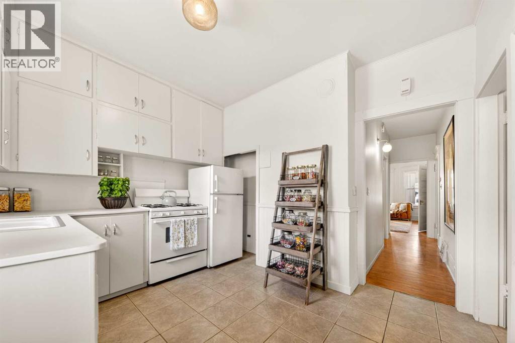 317 21 Avenue SW - 11