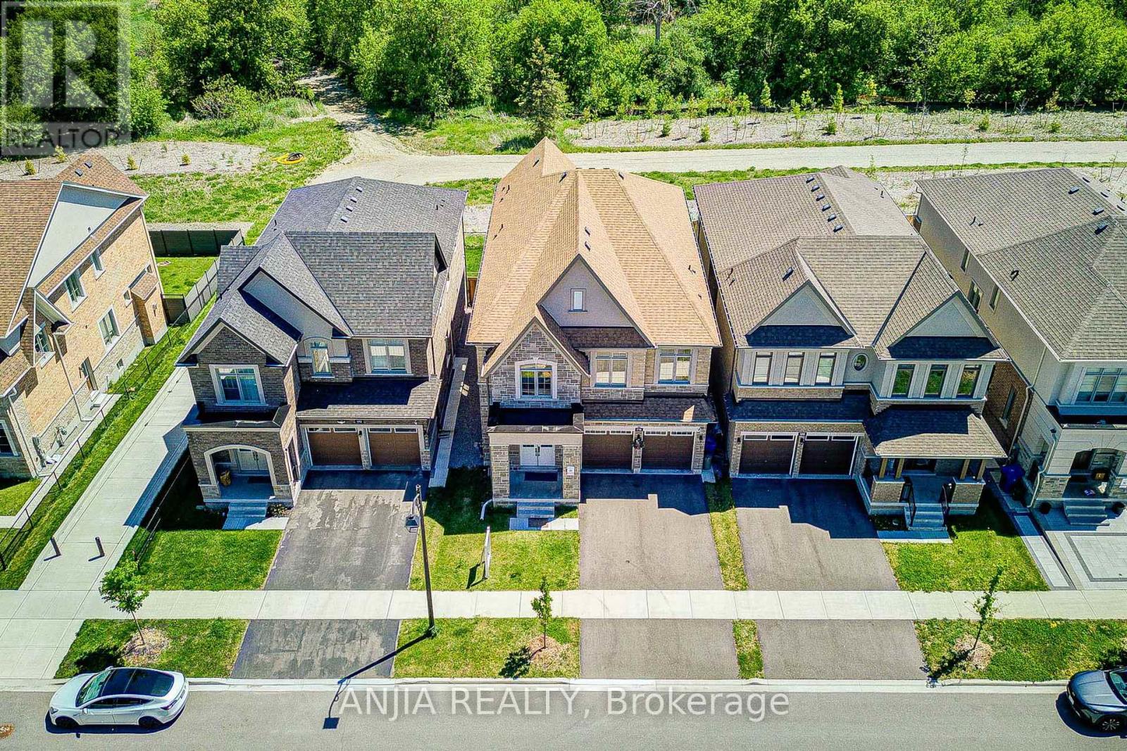 176 SIKURA CIRCLE - 37
