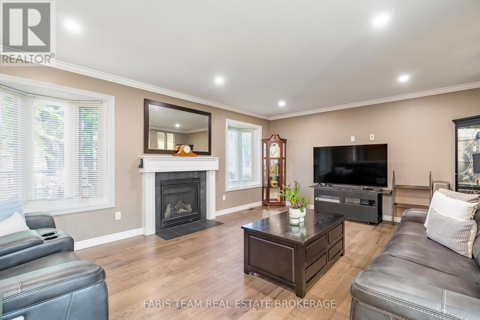19 WILLOW CRESCENT - 15