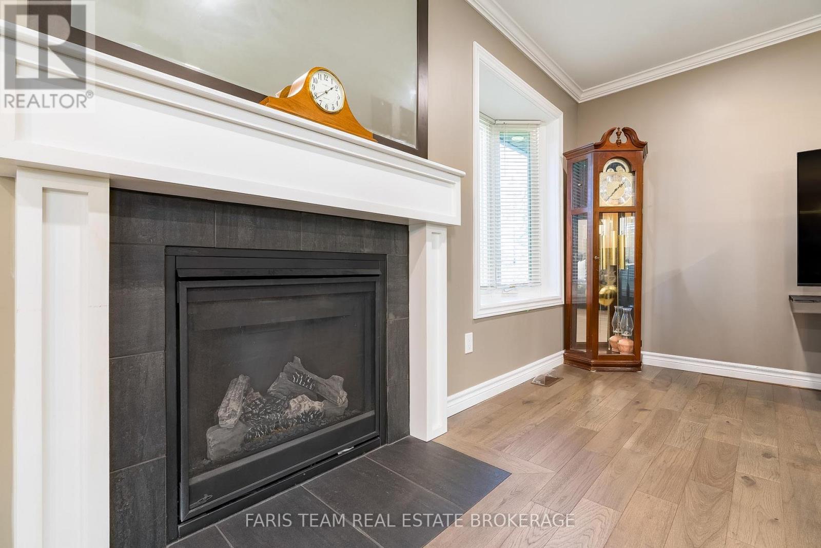 19 WILLOW CRESCENT - 16