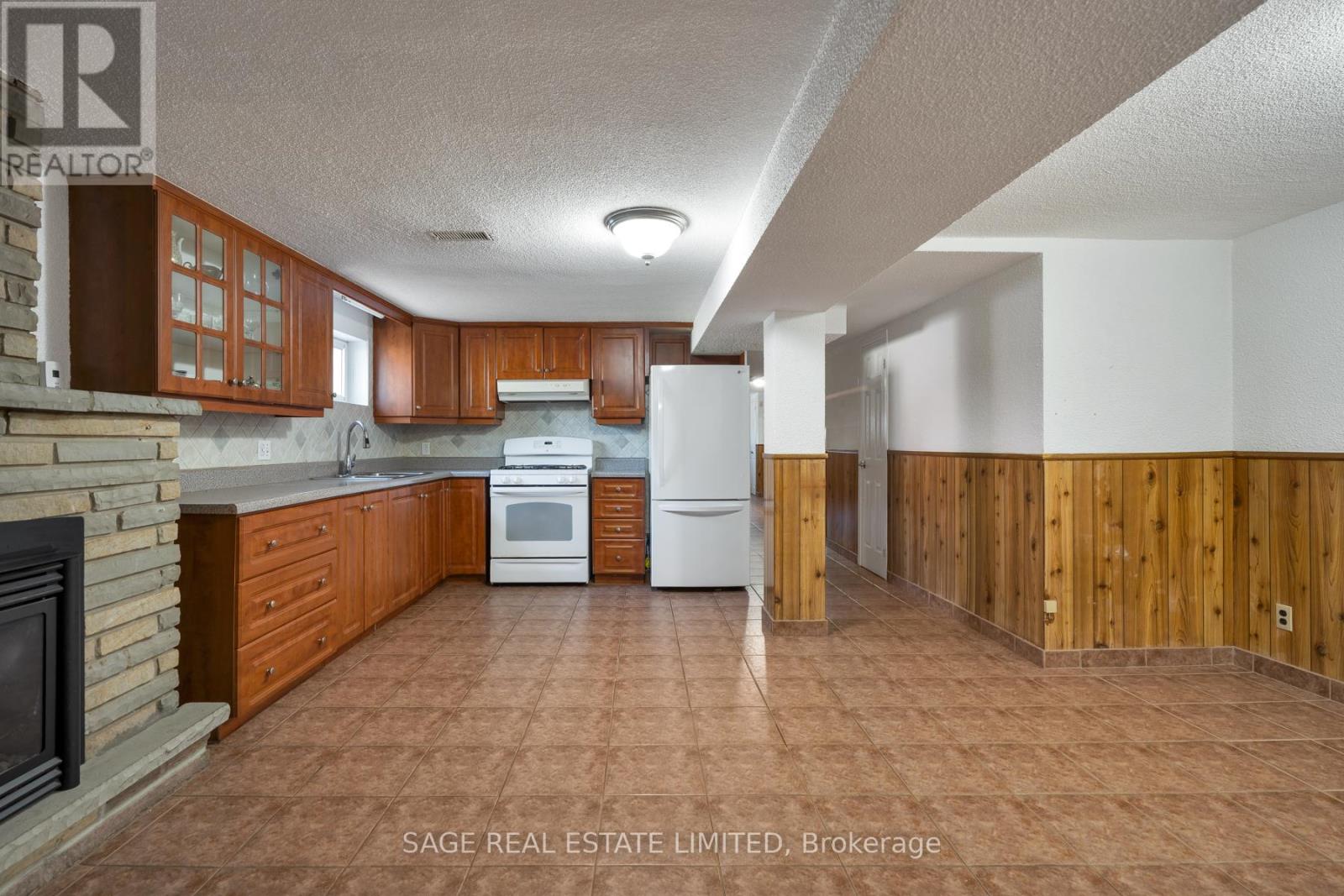 22 EAST DRIVE E - 25