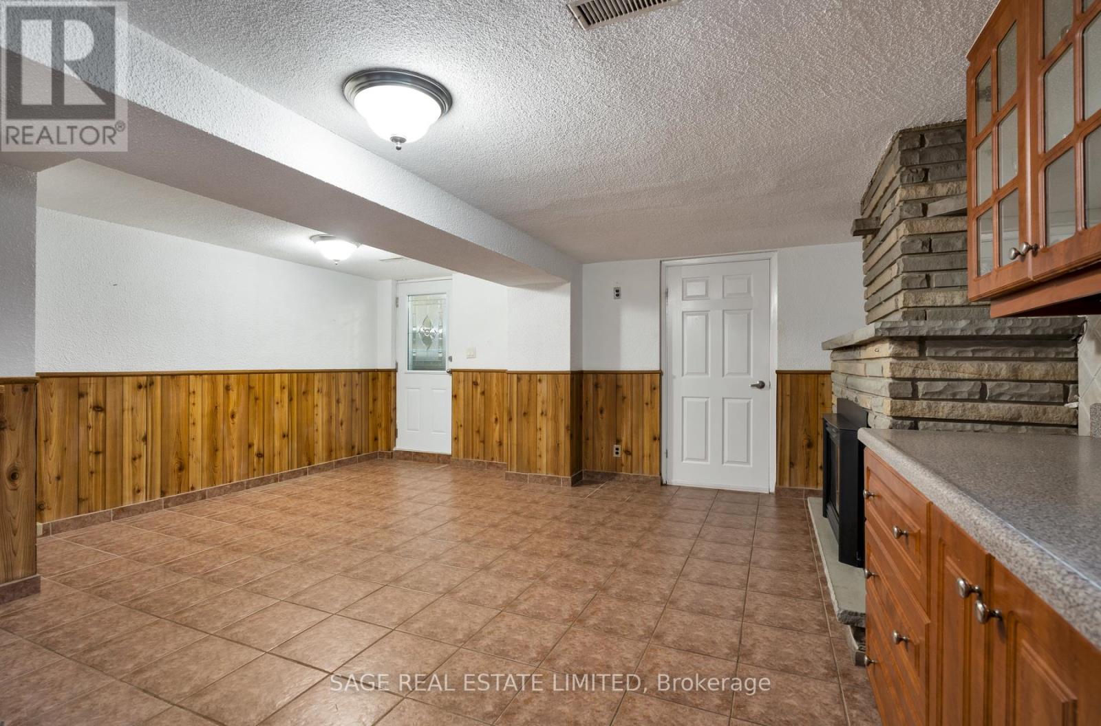22 EAST DRIVE E - 26